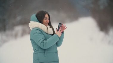 Güzel kız selfie yapar