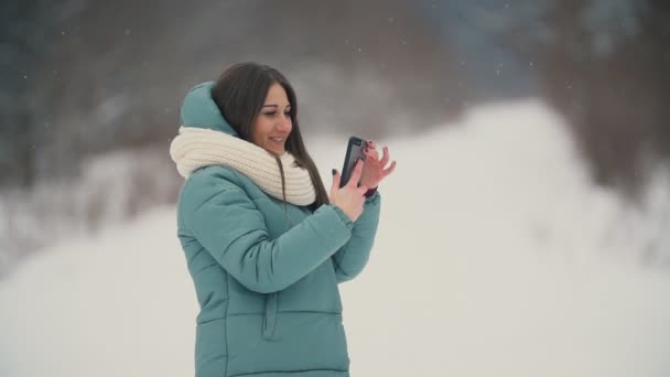 Gyönyörű lány teszi selfie — Stock videók