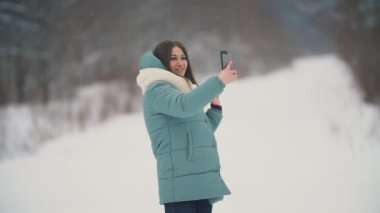 Güzel kız selfie yapar