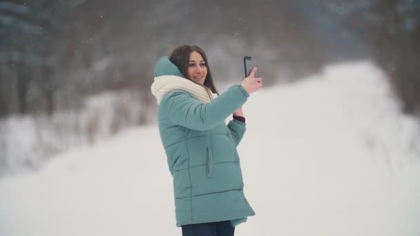 Menina bonita faz selfie — Vídeo de Stock