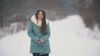 güzel kız donuyor