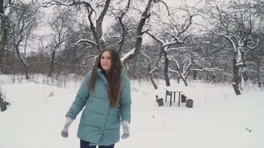 Kız karlı Park üzerinden çalışır