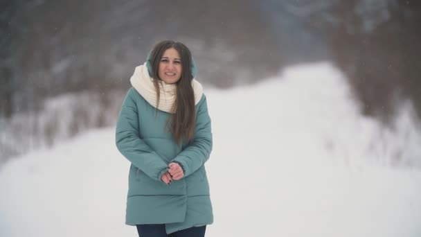 Hermosa chica se congela — Vídeos de Stock
