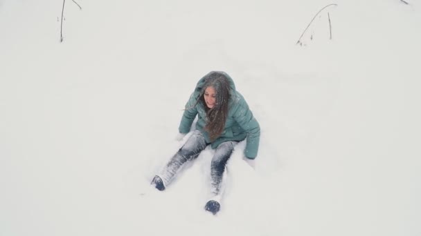 女孩在雪中做天使 — 图库视频影像