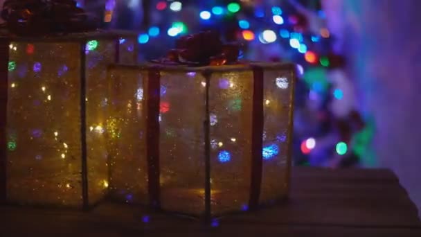 Διακοσμητικά κουτιά στο φόντο του χριστουγεννιάτικου δέντρου — Αρχείο Βίντεο