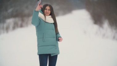 Güzel kız selfie yapar