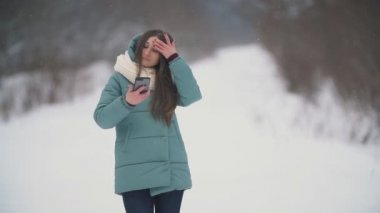 kız telefonda bir selfie alır