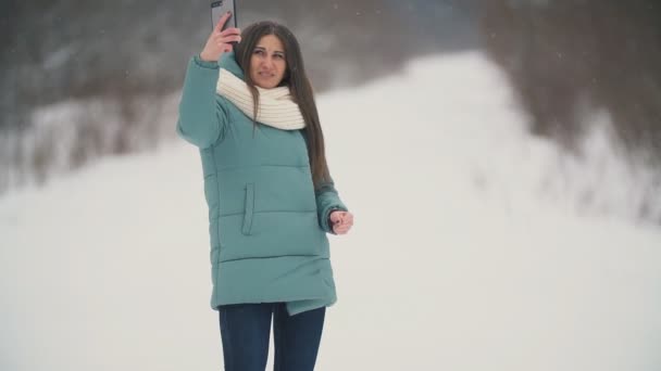 Belle fille fait selfie — Video