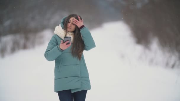 Menina leva uma selfie no telefone — Vídeo de Stock