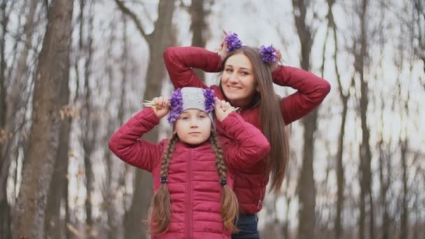 Δύο κορίτσια που ποζάρουν με χιονοσταγόνες στο κεφάλι — Αρχείο Βίντεο