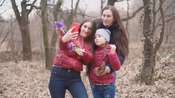 Två kvinnor och en flicka ta en selfie — Stockvideo