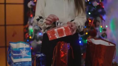 Kız hediyeler ile çanta görünüyor