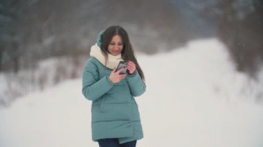 Telefonda kız görünüyor
