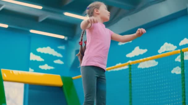 Niña saltando en trampolín — Vídeos de Stock