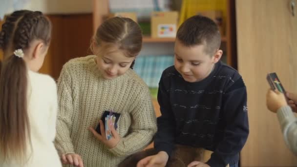 Niños en la escuela juegan una imagen juego — Vídeo de stock