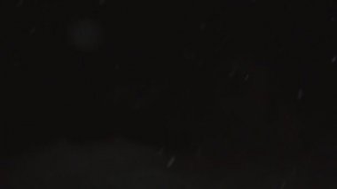 Siyah arkaplana düşen kar