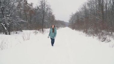Kız karlı Park üzerinden çalışır