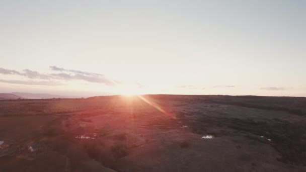 Zachód słońca na pastwiskach wczesnowiosennych — Wideo stockowe