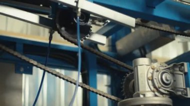 karton kutular üretimi için makineye karton transferi