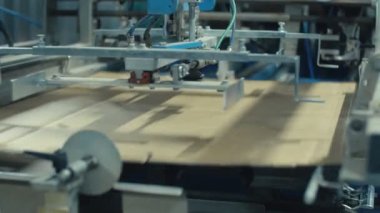 karton kutular üretimi için makineye karton transferi