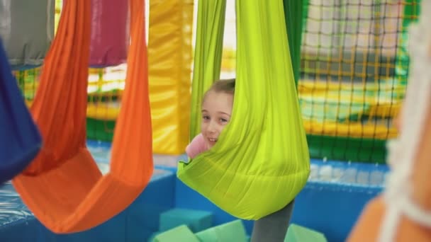 Het meisje gaat van het ene vel naar het andere — Stockvideo