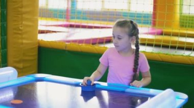 Kız bir masa oyunu oynamak