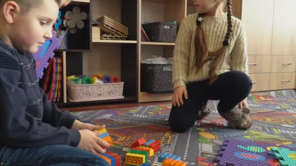 Kinder spielen mit dem Designer der Würfel — Stockvideo