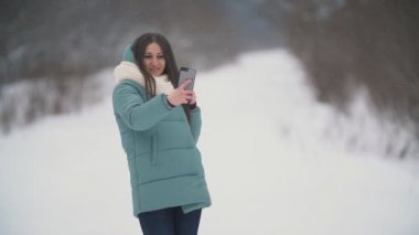 kız telefonda bir selfie alır