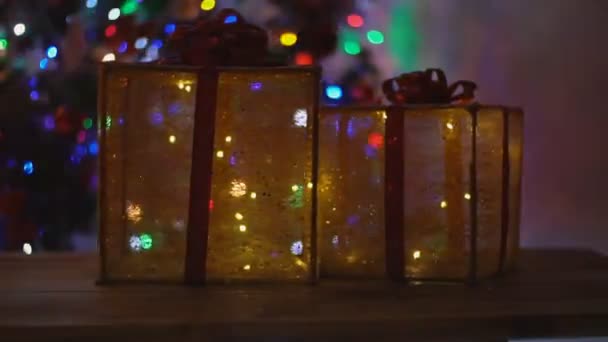 Dekorativa lådor på bakgrunden av julgran — Stockvideo