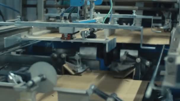 Overdracht van karton naar de machine voor de productie van kartonnen dozen — Stockvideo