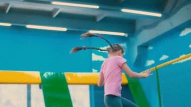 Trambolinde zıplayan küçük kız