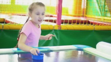 Kız bir masa oyunu oynamak