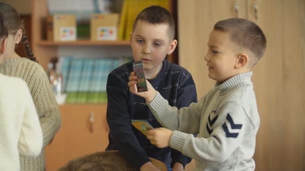 Kinderen op school spelen een foto spel — Stockvideo