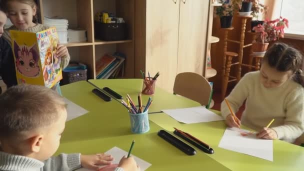 Niños dibujan en la escuela — Vídeo de stock