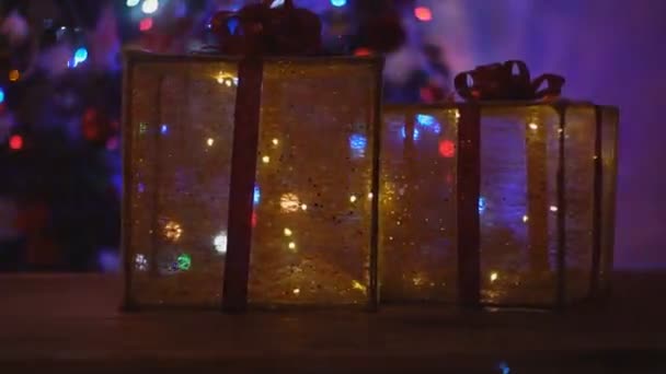 Caixas decorativas no fundo da árvore de Natal — Vídeo de Stock