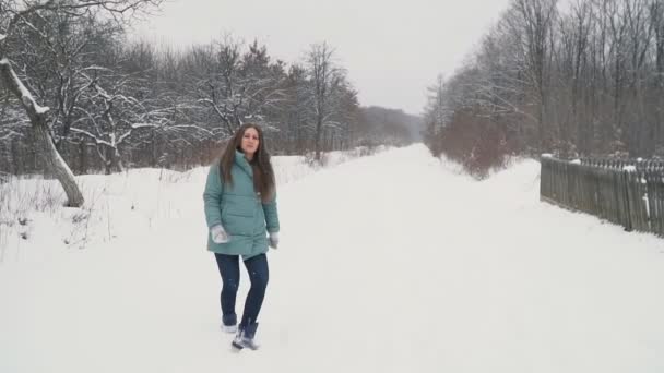 Meisje loopt door het besneeuwde Park — Stockvideo