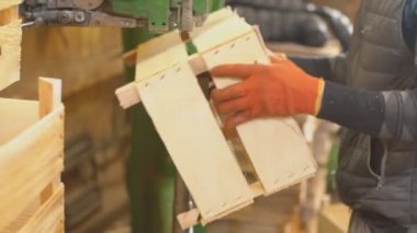ahşap kutular üretimi için bir makine üzerinde çivileme panoları