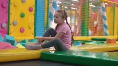 Kız yumuşak küpleri ile oynuyor