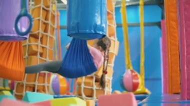 kız bir sayfa diğerine gider