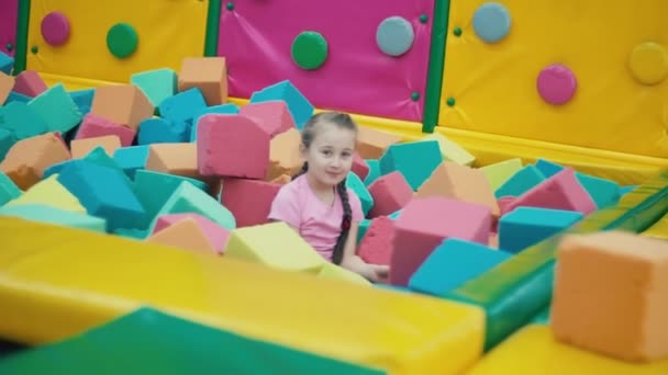 Menina brincando com cubos macios — Vídeo de Stock