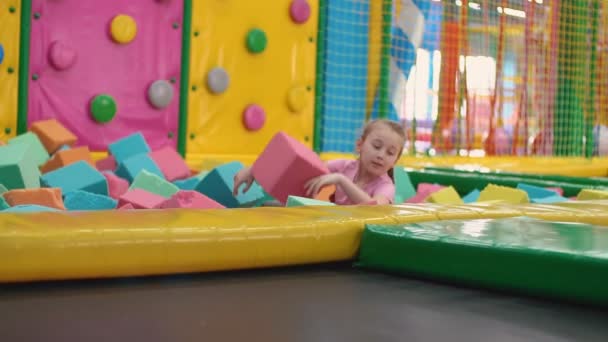 Menina brincando com cubos macios — Vídeo de Stock