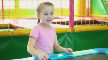 Kız bir masa oyunu oynamak