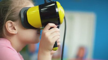 kız sanal gözlük ile oynuyor