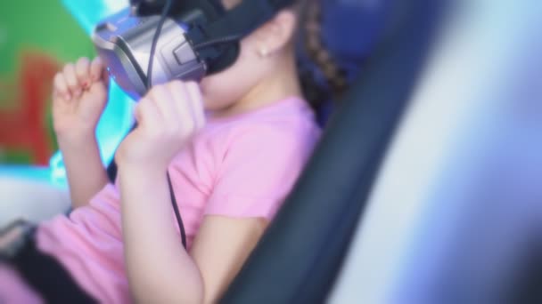 Menina em um capacete realidade virtual — Vídeo de Stock