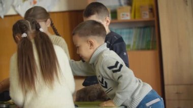 okul çocuklar bir resim oyunu oynamak