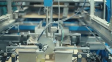 karton kutular üretimi için makineye karton transferi