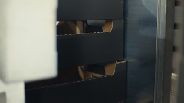 Производство картонных коробок — стоковое видео
