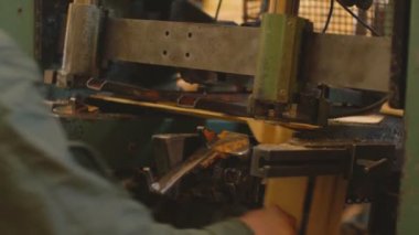 ahşap kutular üretimi için bir makine üzerinde çivileme panoları