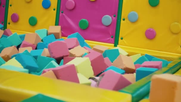 Девушка играет с мягкими кубиками — стоковое видео