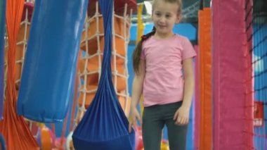 kız bir sayfa diğerine gider